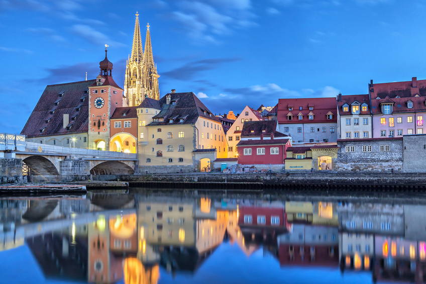 Regensburg bei Dämmerung mit Blick auf die Steinerne Brücke und den Dom